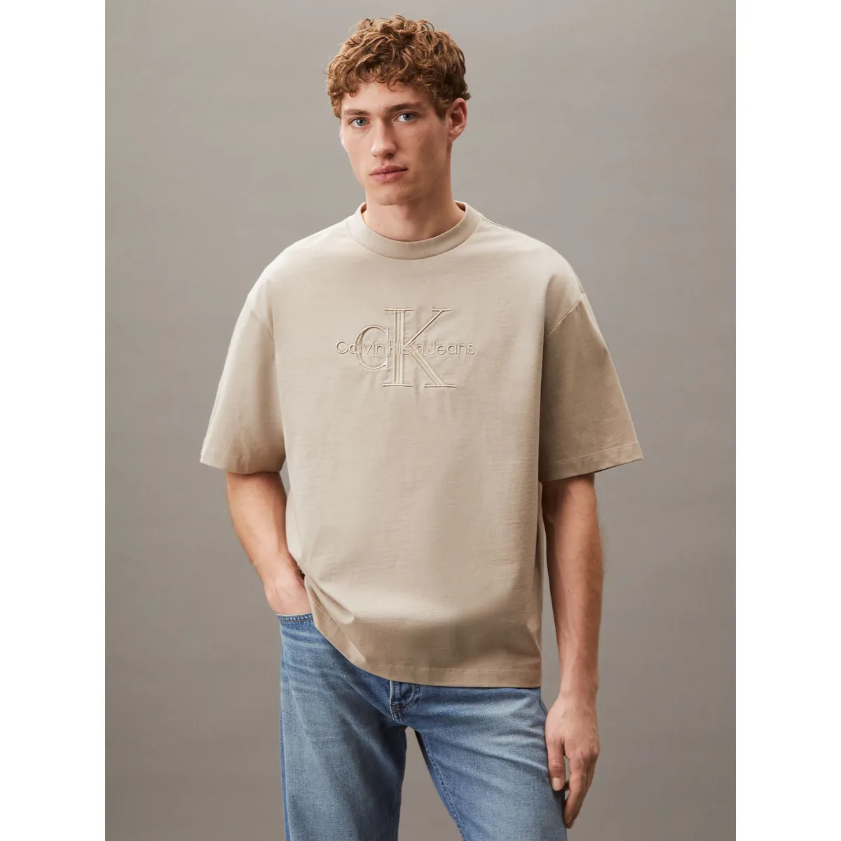 CALVIN KLEIN - Polera con Logotipo Hero Beige Calvin Klein