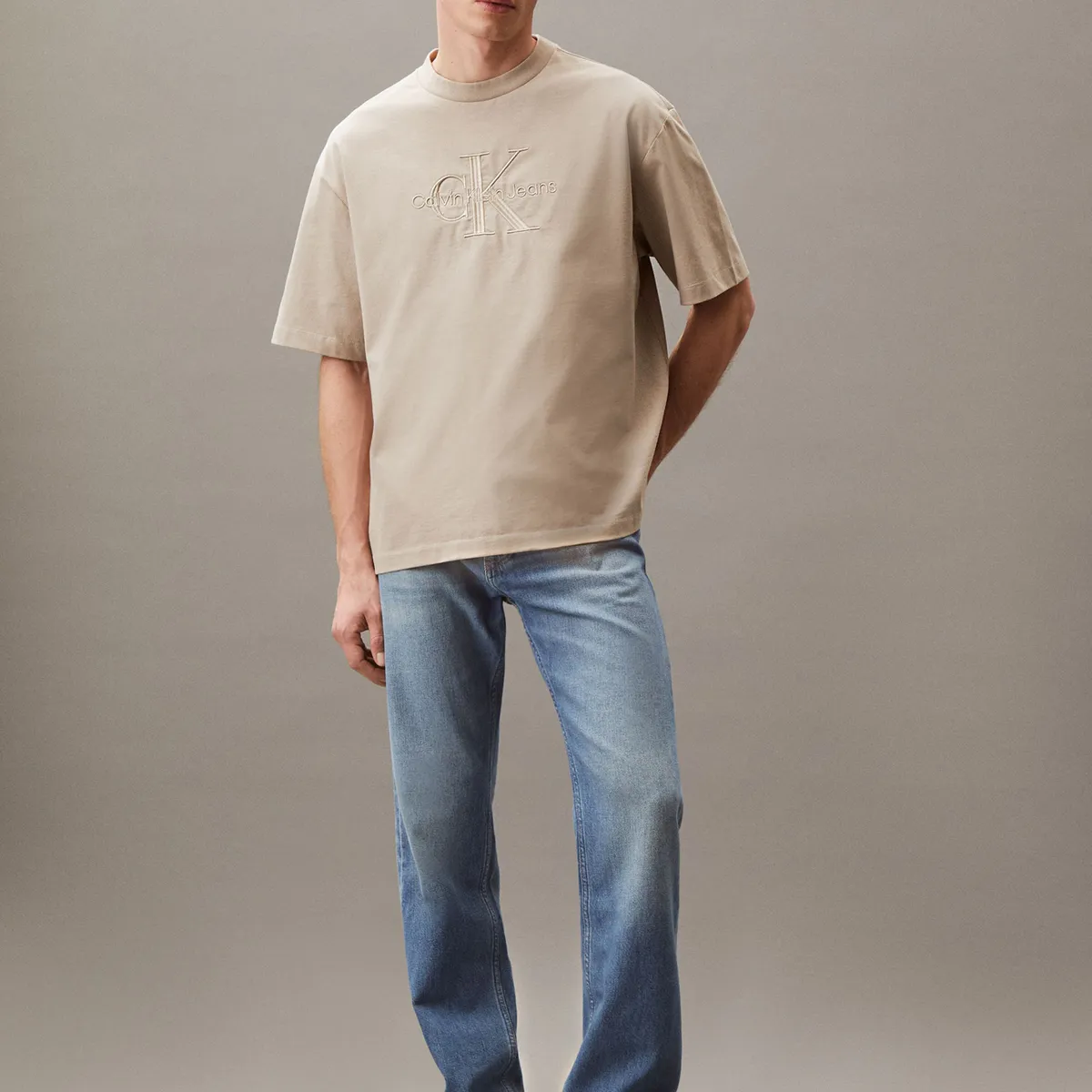 CALVIN KLEIN - Polera con Logotipo Hero Beige Calvin Klein