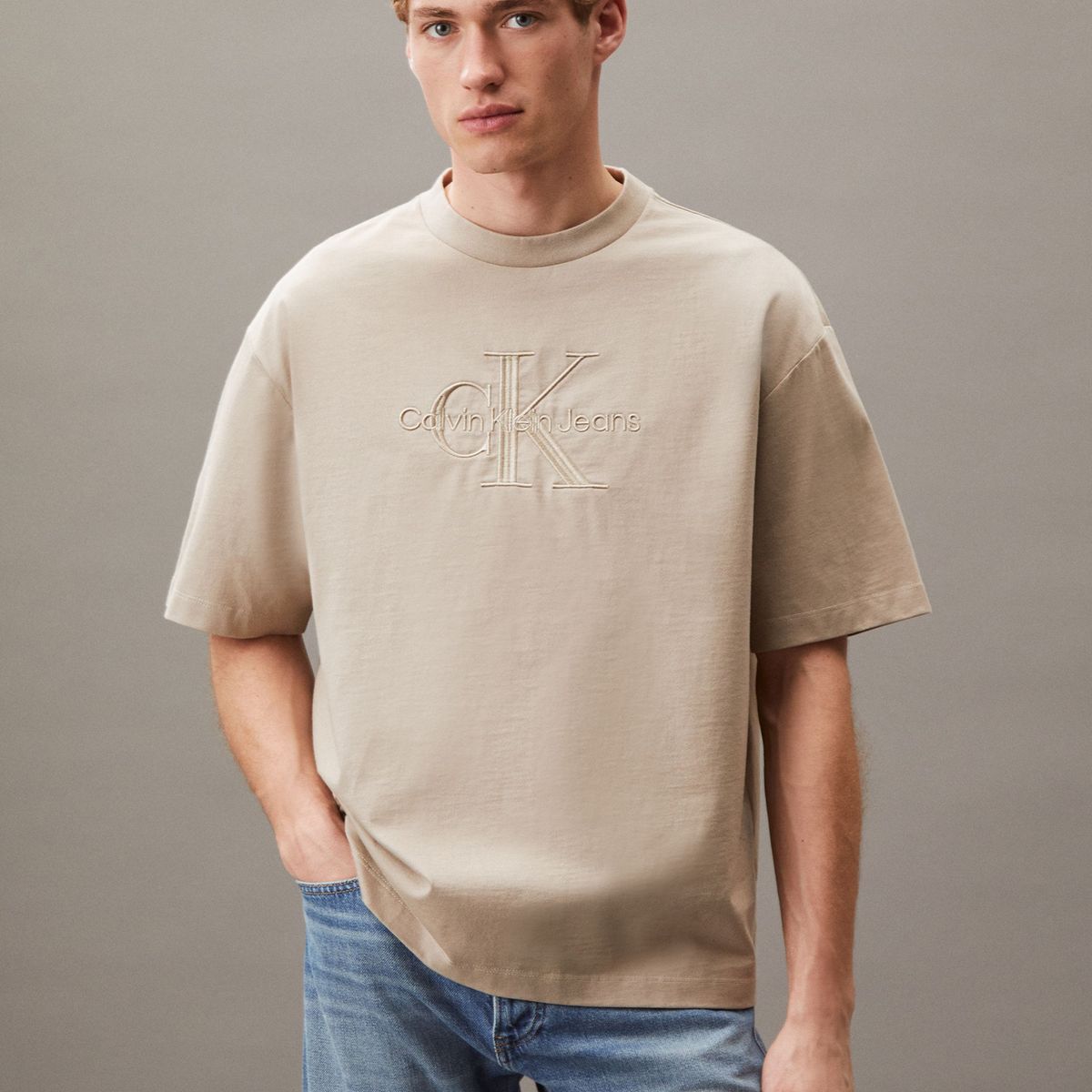 CALVIN KLEIN - Polera con Logotipo Hero Beige Calvin Klein