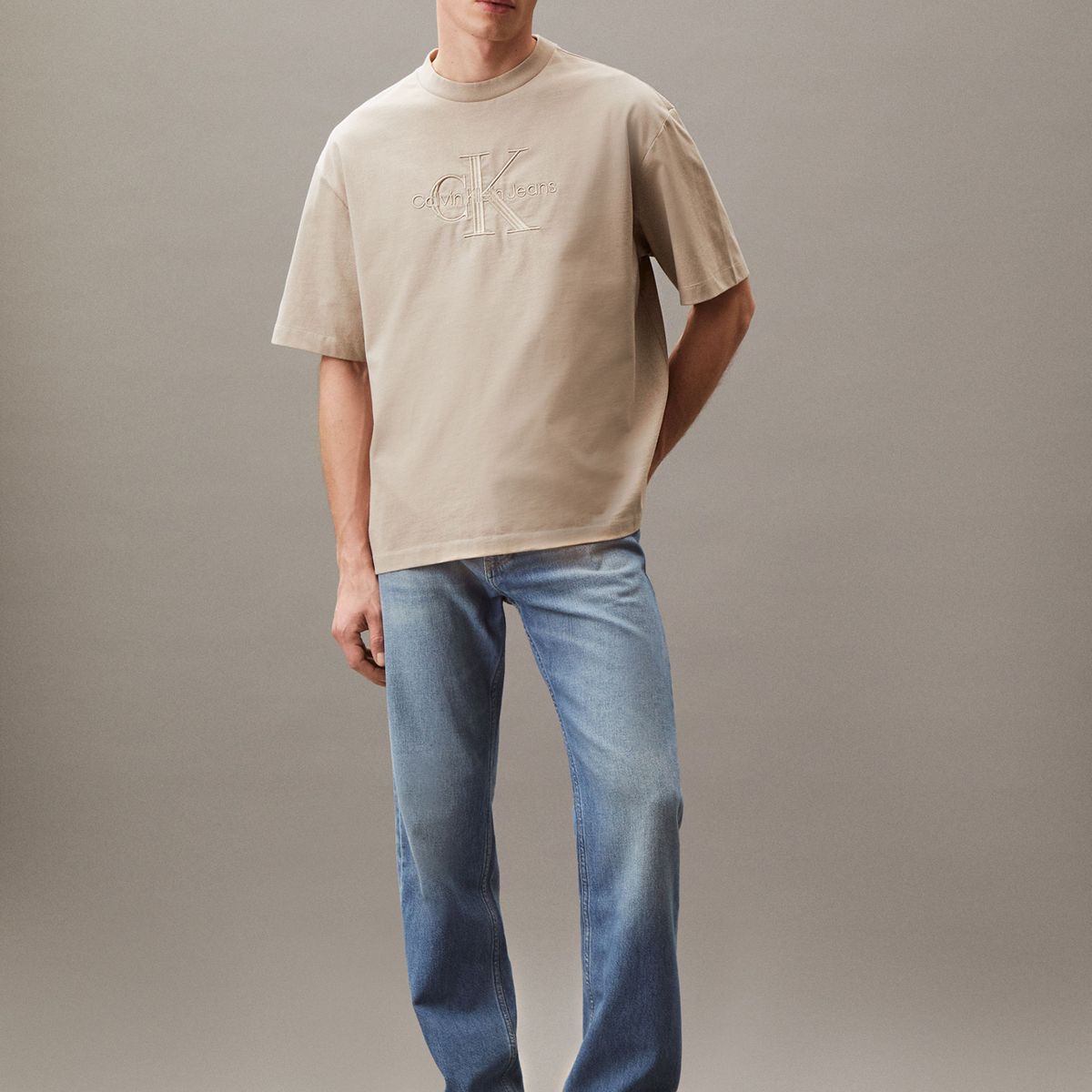 CALVIN KLEIN - Polera con Logotipo Hero Beige Calvin Klein