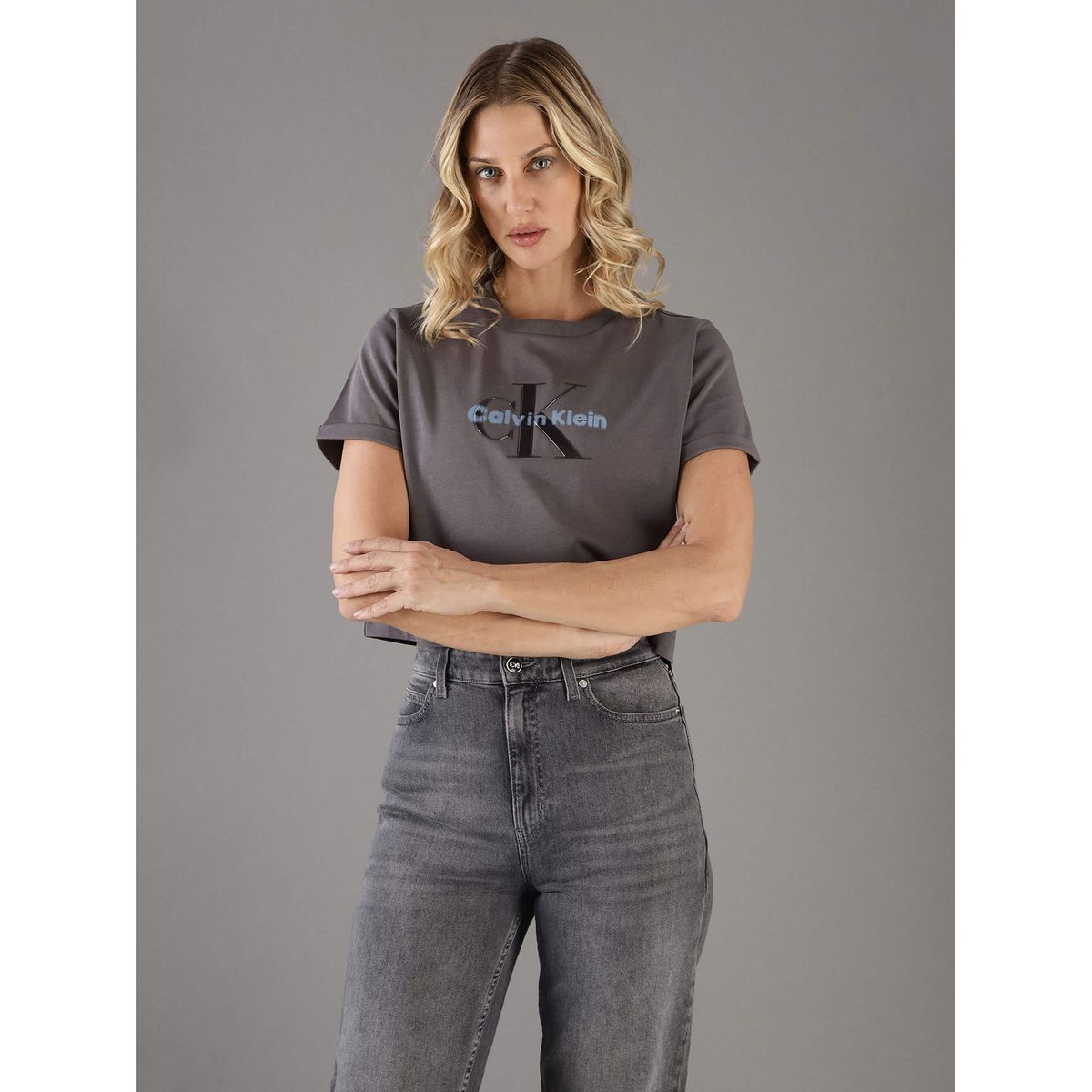 CALVIN KLEIN - Polera Cropped con Logo Brillante Gris Calvin Klein