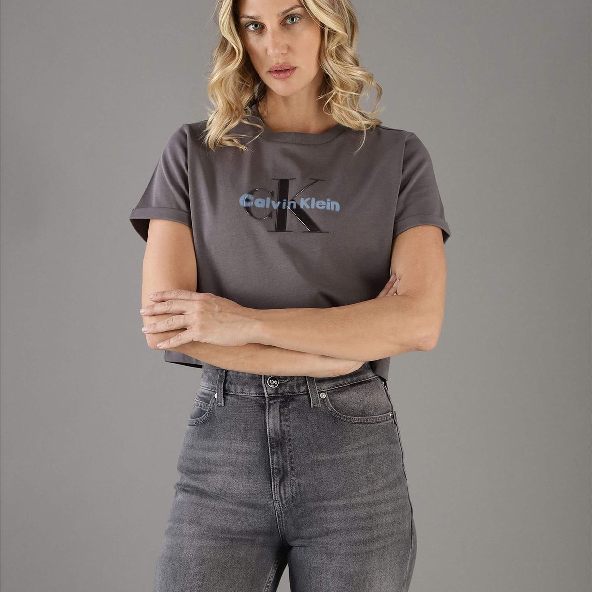CALVIN KLEIN - Polera Cropped con Logo Brillante Gris Calvin Klein