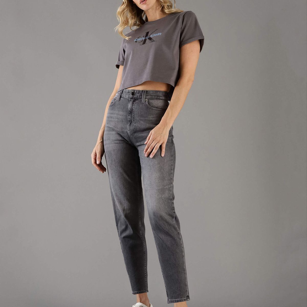 CALVIN KLEIN - Polera Cropped con Logo Brillante Gris Calvin Klein