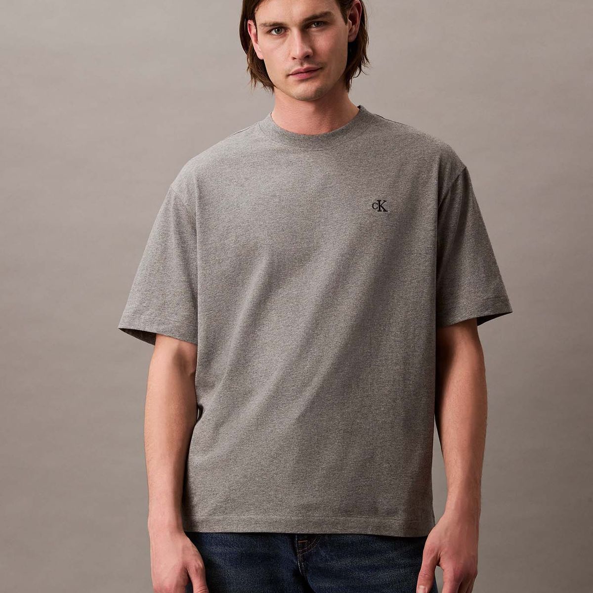 CALVIN KLEIN - Polera Relaxed con Monograma Archive Gris Calvin Klein