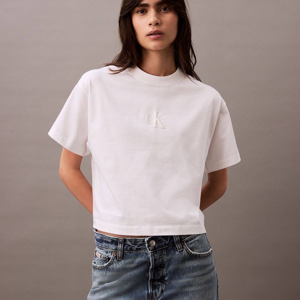 CALVIN KLEIN - Polera Cropped con Monograma Blanco Calvin Klein