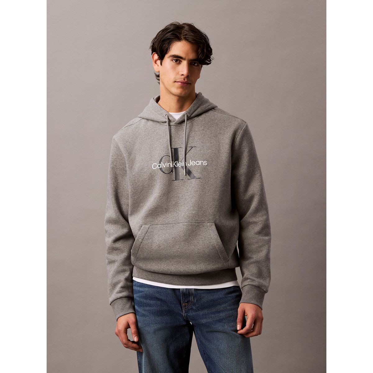 CALVIN KLEIN - Polerón con Gorro Monograma Gris Calvin Klein