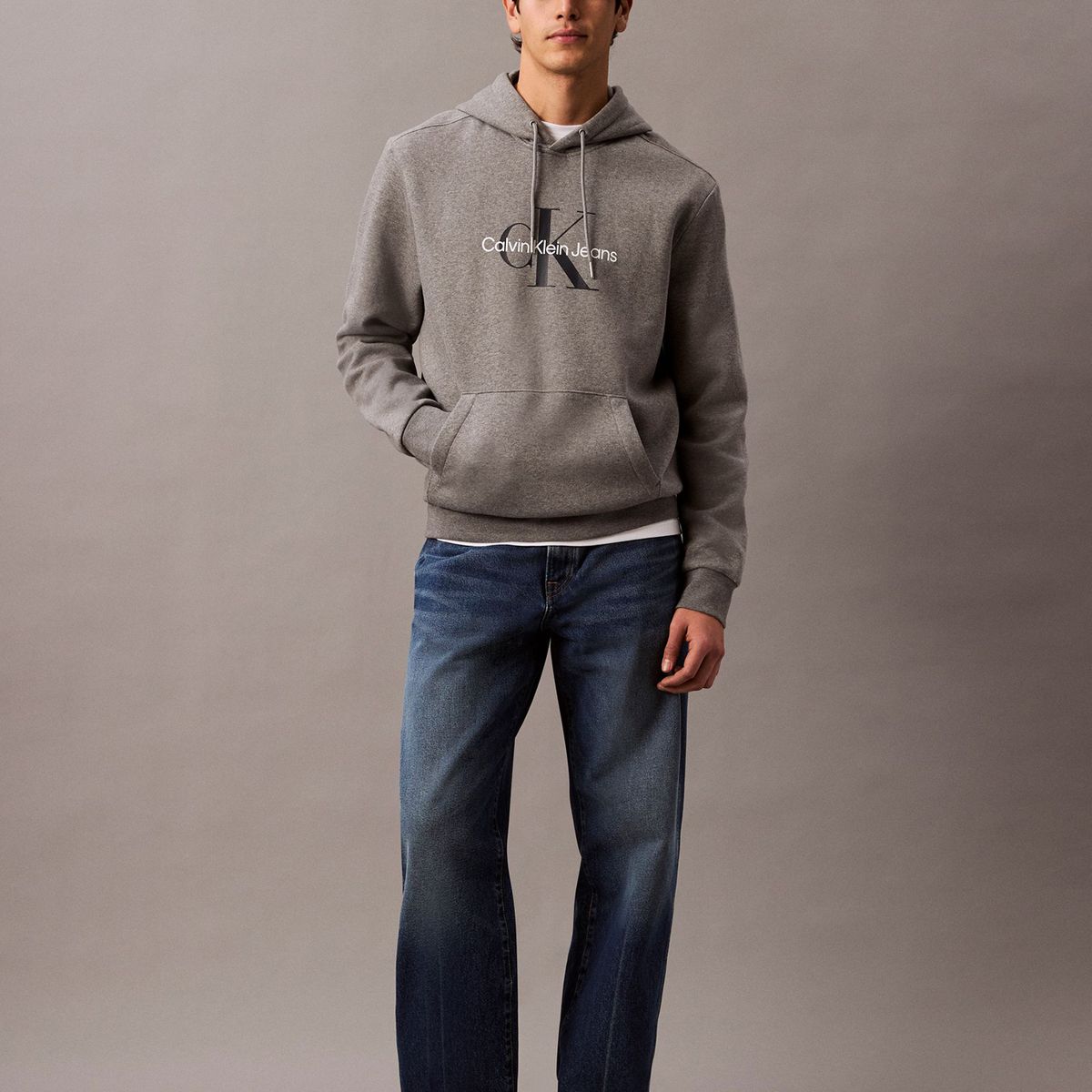 CALVIN KLEIN - Polerón con Gorro Monograma Gris Calvin Klein