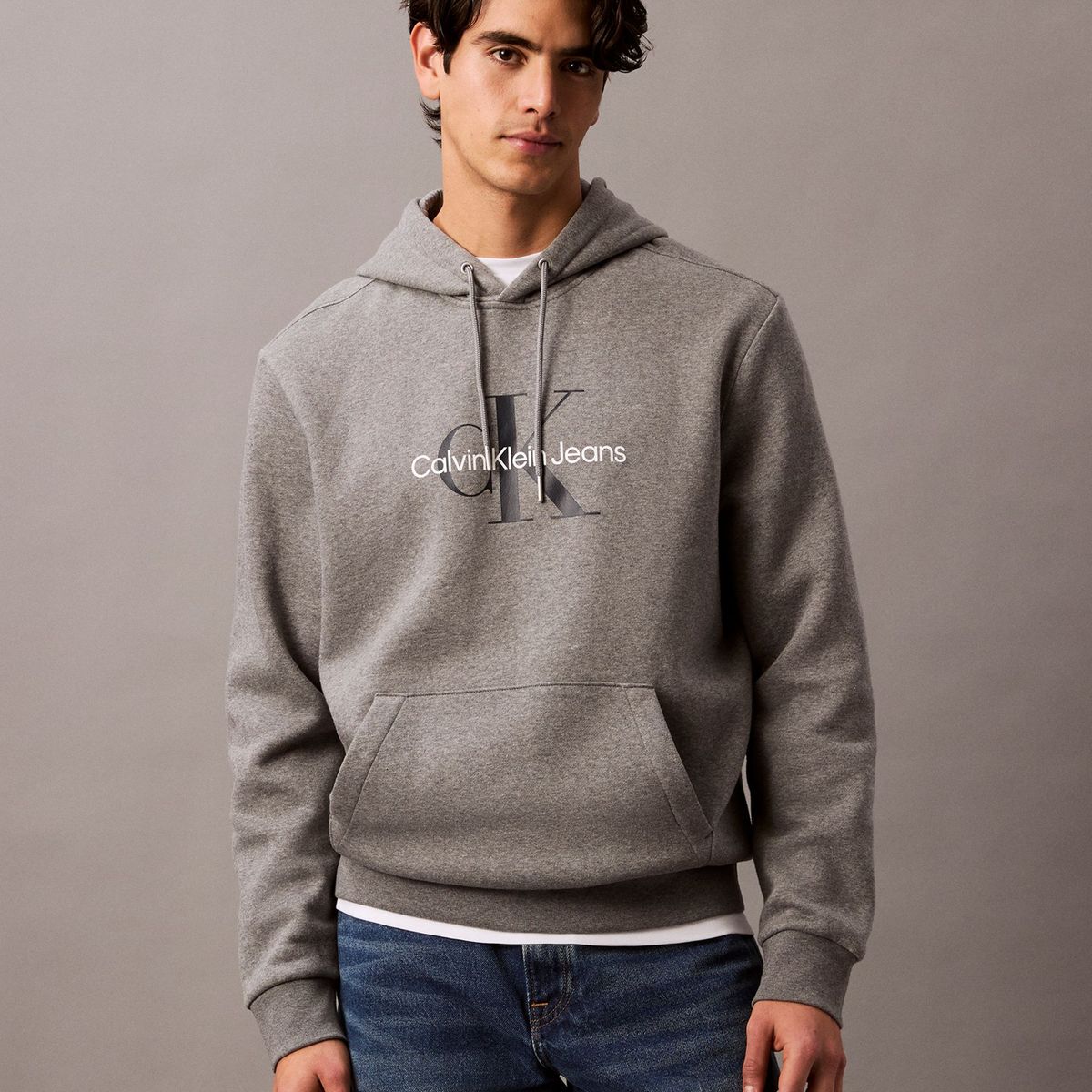 CALVIN KLEIN - Polerón con Gorro Monograma Gris Calvin Klein