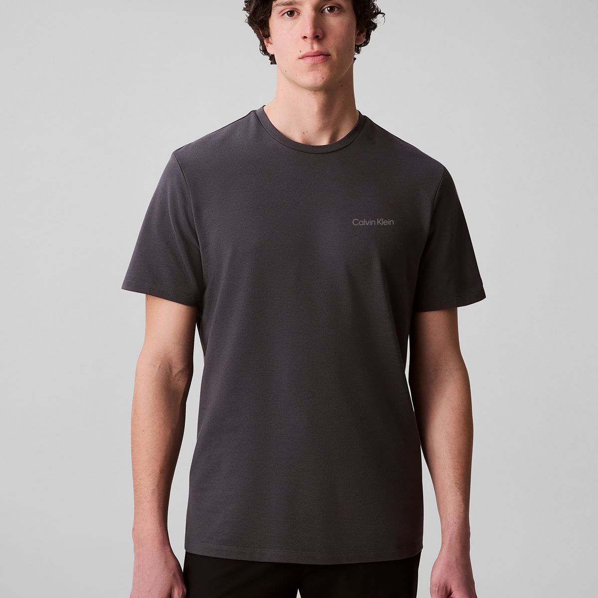 CALVIN KLEIN - Polera con Logo Tonal Gris Calvin Klein
