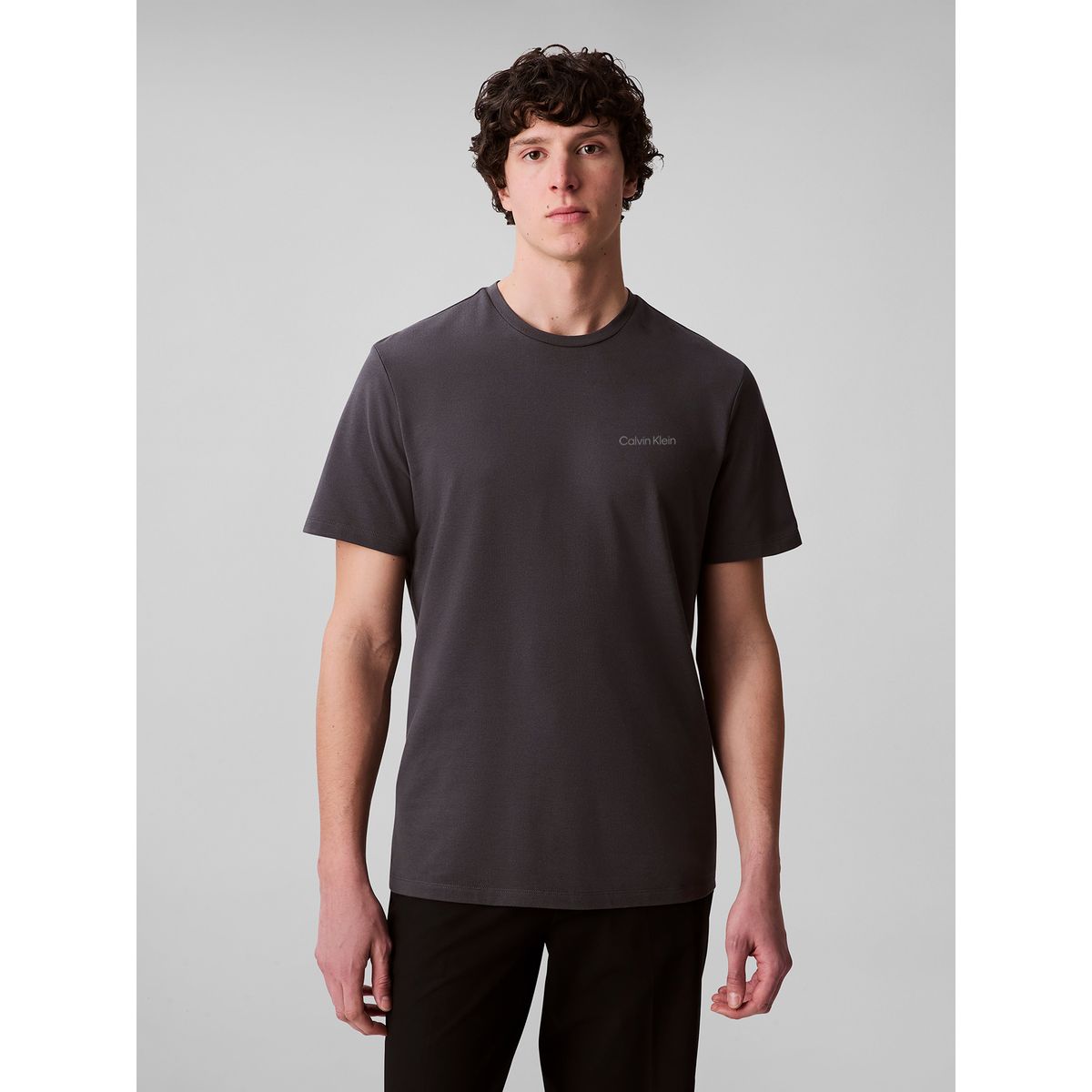 CALVIN KLEIN - Polera con Logo Tonal Gris Calvin Klein