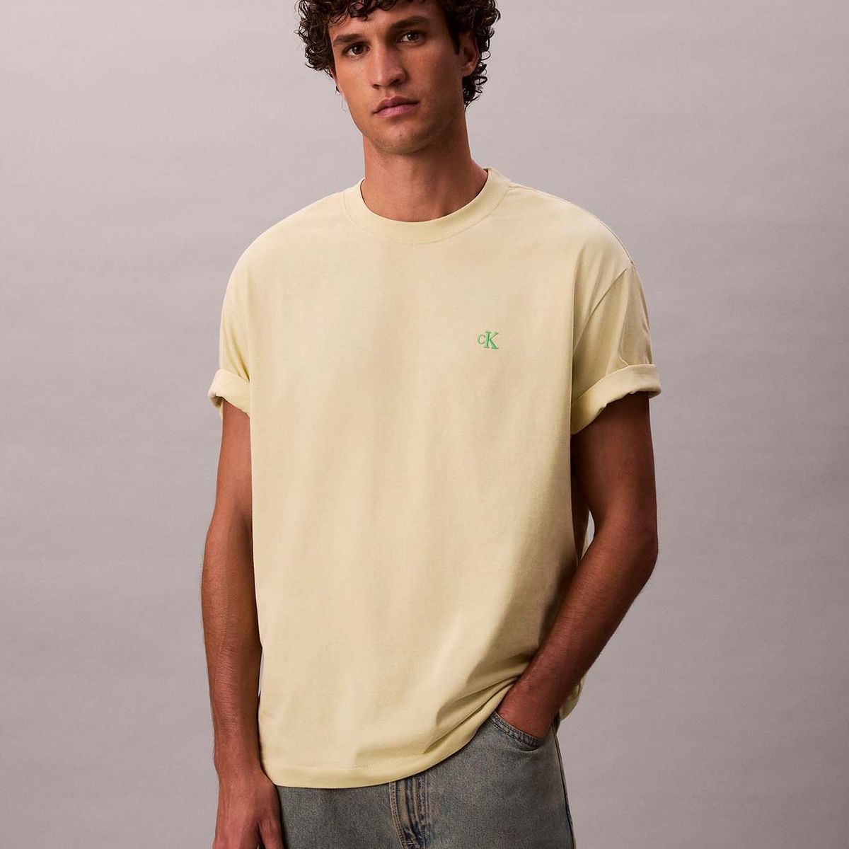 CALVIN KLEIN - Polera Relaxed con Monograma Archive Amarillo Calvin Klein