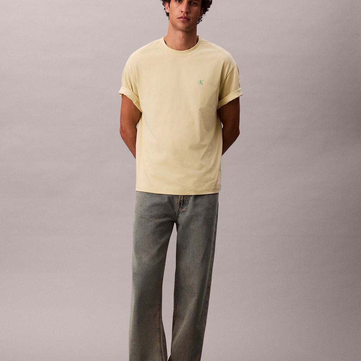 CALVIN KLEIN - Polera Relaxed con Monograma Archive Amarillo Calvin Klein