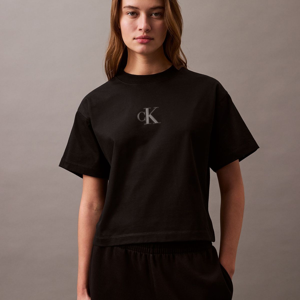 CALVIN KLEIN - Polera Cropped con Monograma Negro Calvin Klein