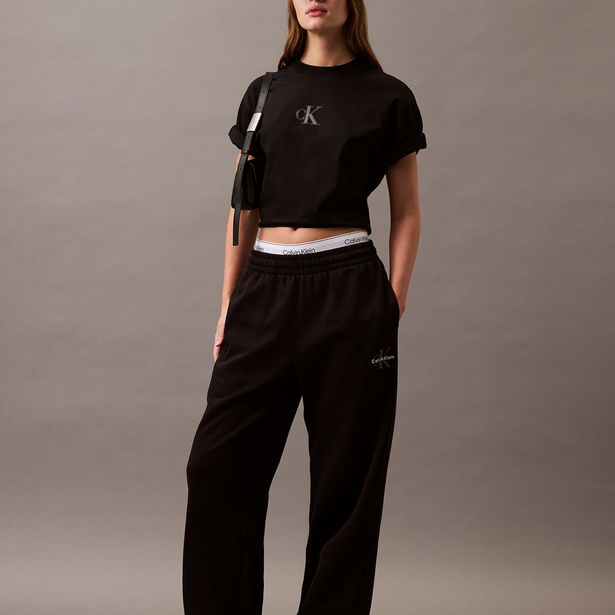 CALVIN KLEIN - Polera Cropped con Monograma Negro Calvin Klein