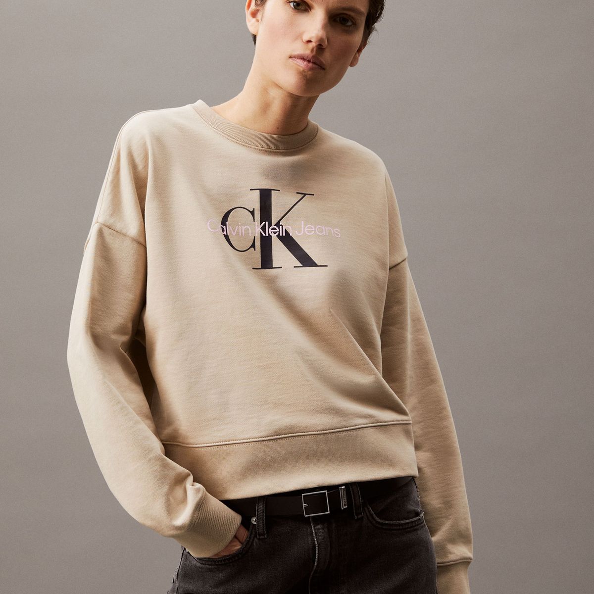 CALVIN KLEIN - Polerón Relaxed con Logo Estampado Beige Calvin Klein