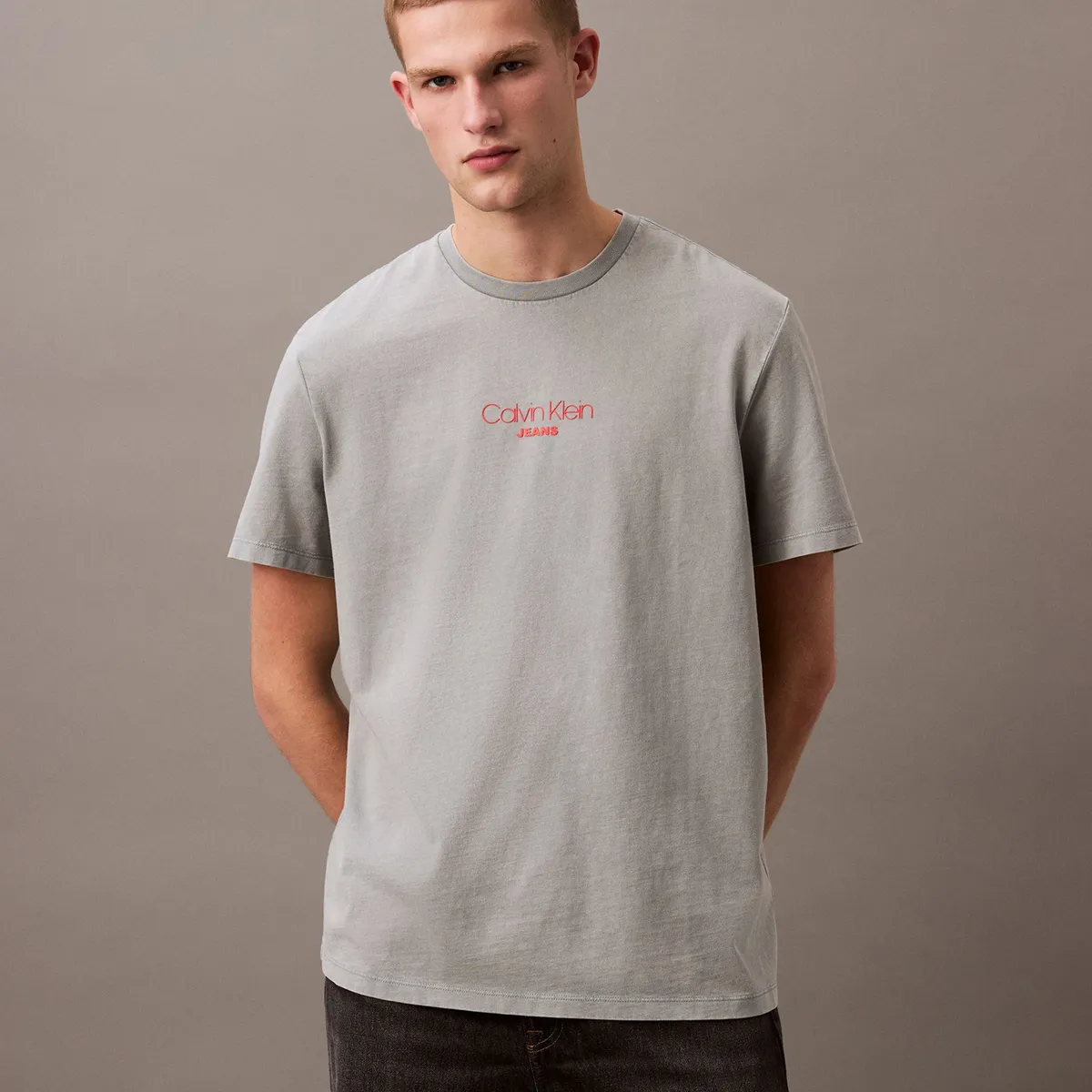 CALVIN KLEIN - Polera Acid Wash Graphic Gris Calvin Klein
