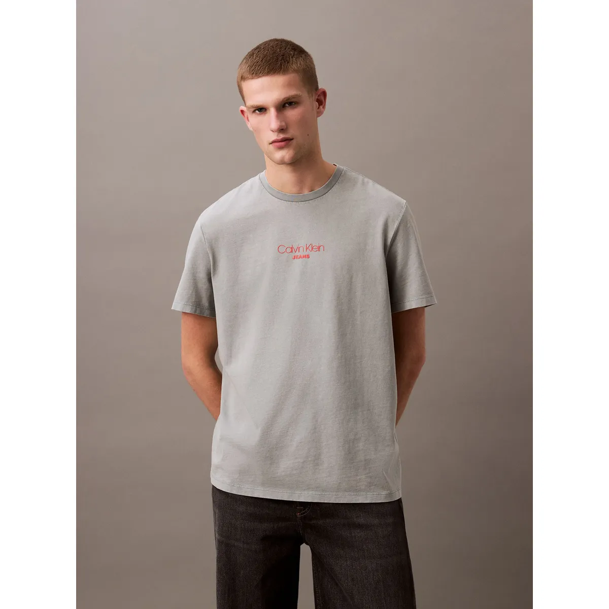CALVIN KLEIN - Polera Acid Wash Graphic Gris Calvin Klein