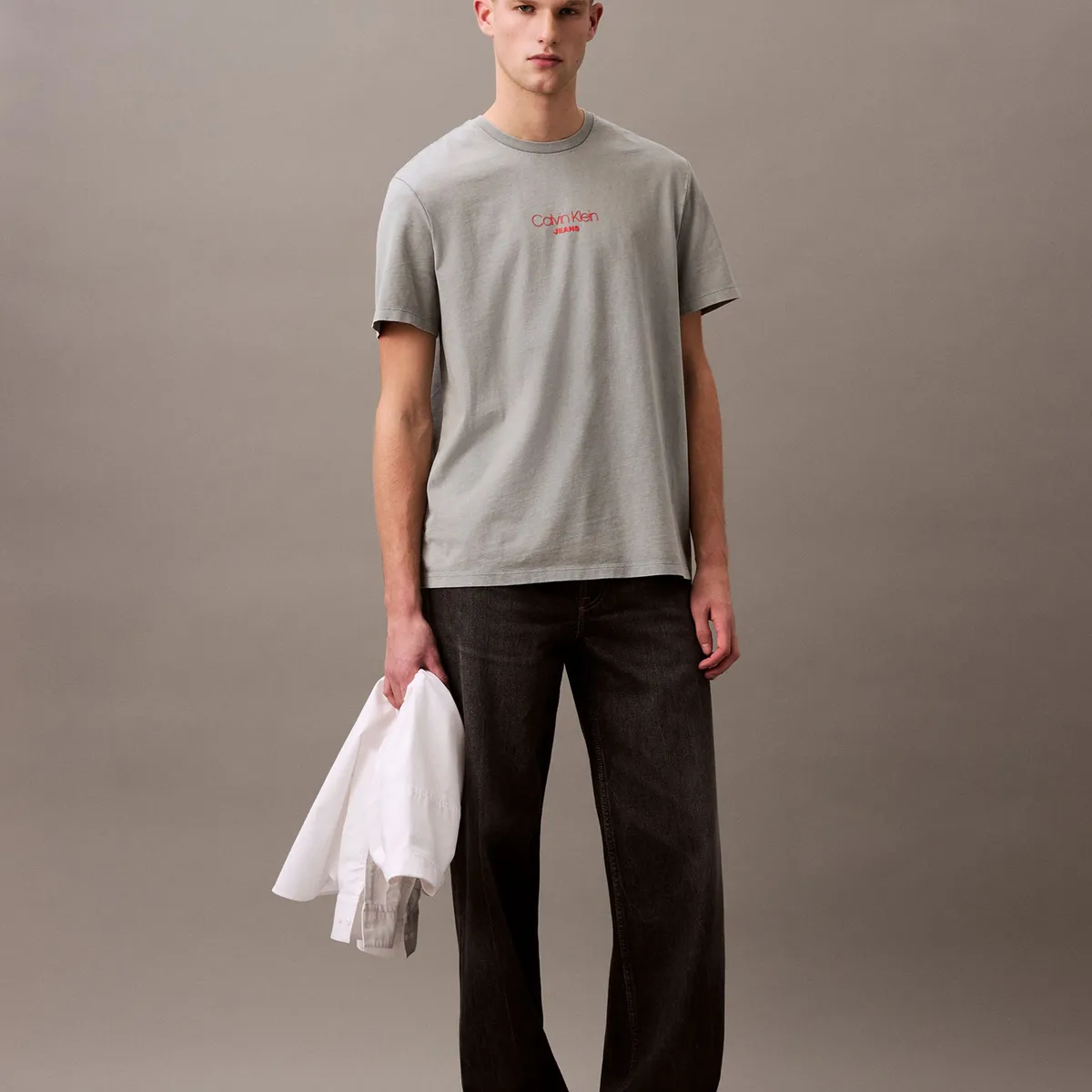 CALVIN KLEIN - Polera Acid Wash Graphic Gris Calvin Klein