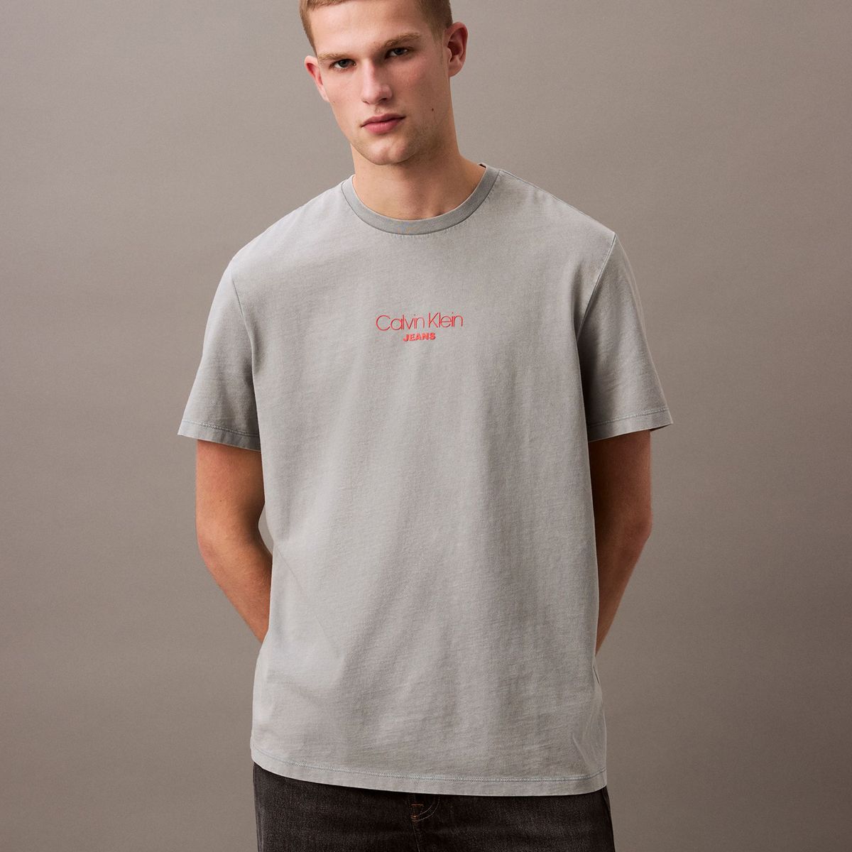 CALVIN KLEIN - Polera Acid Wash Graphic Gris Calvin Klein