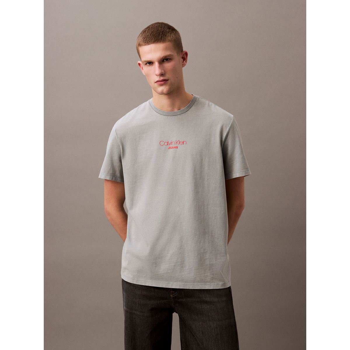 CALVIN KLEIN - Polera Acid Wash Graphic Gris Calvin Klein