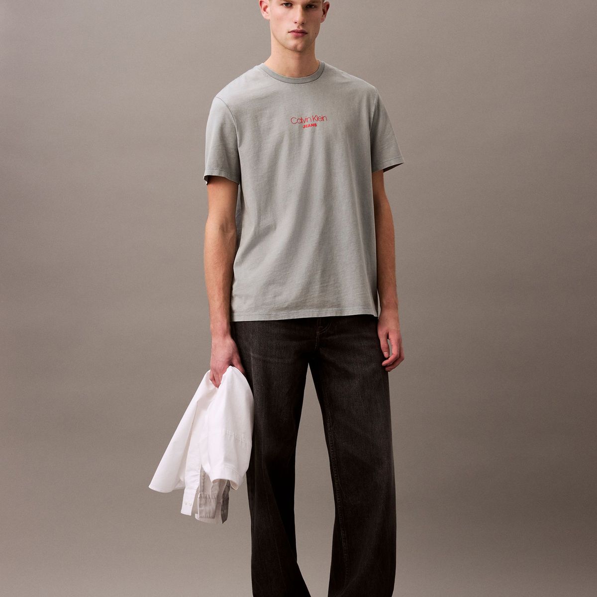 CALVIN KLEIN - Polera Acid Wash Graphic Gris Calvin Klein