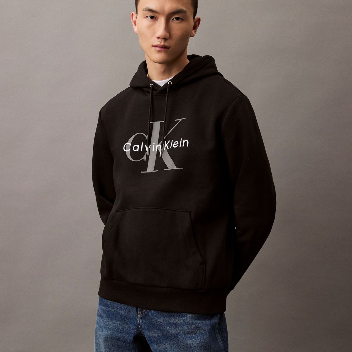 CALVIN KLEIN - Polerón con Gorro Monograma Negro Calvin Klein