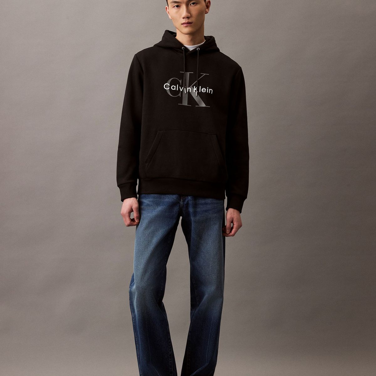 CALVIN KLEIN - Polerón con Gorro Monograma Negro Calvin Klein
