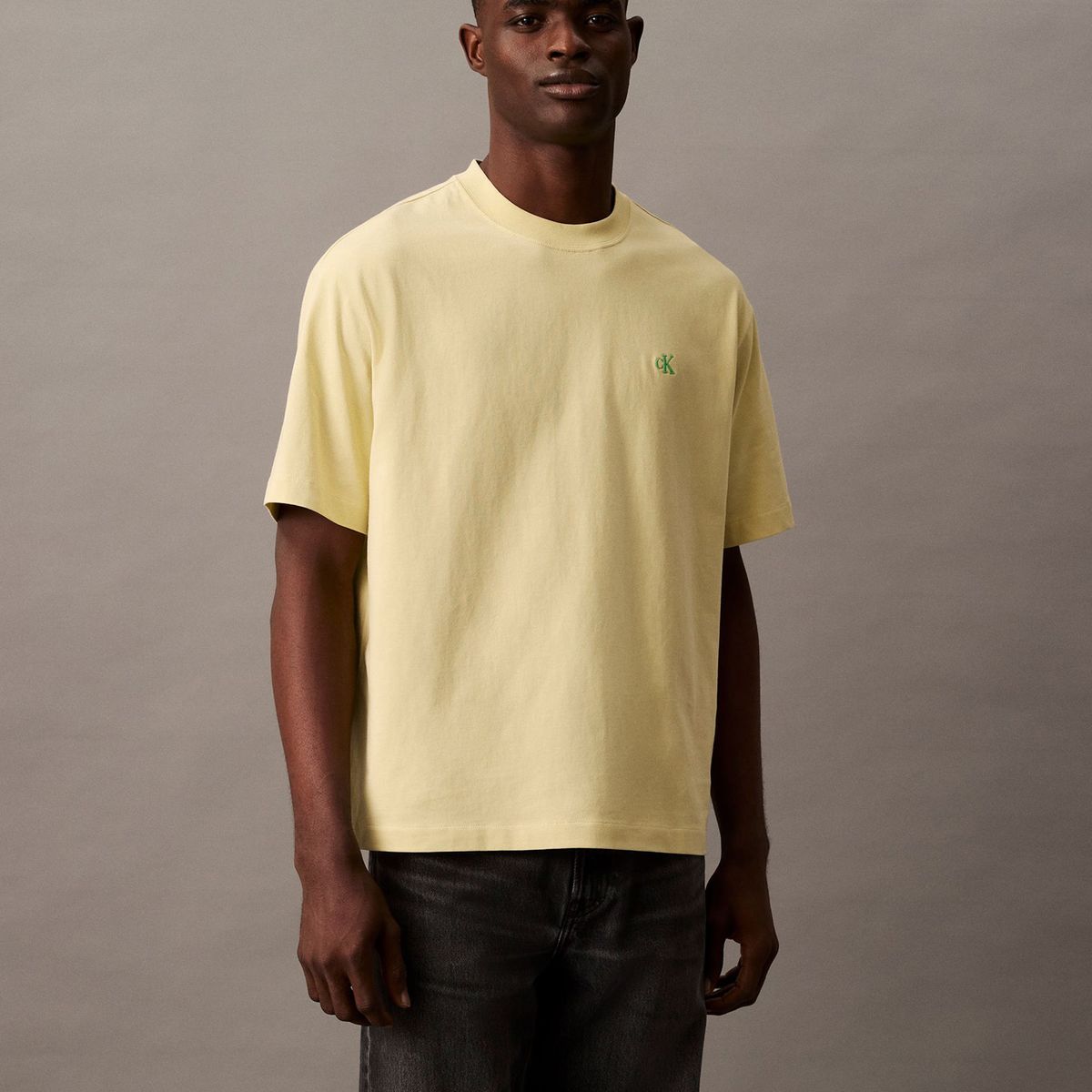 CALVIN KLEIN - Polera Relaxed con Monograma Archive Verde Calvin Klein