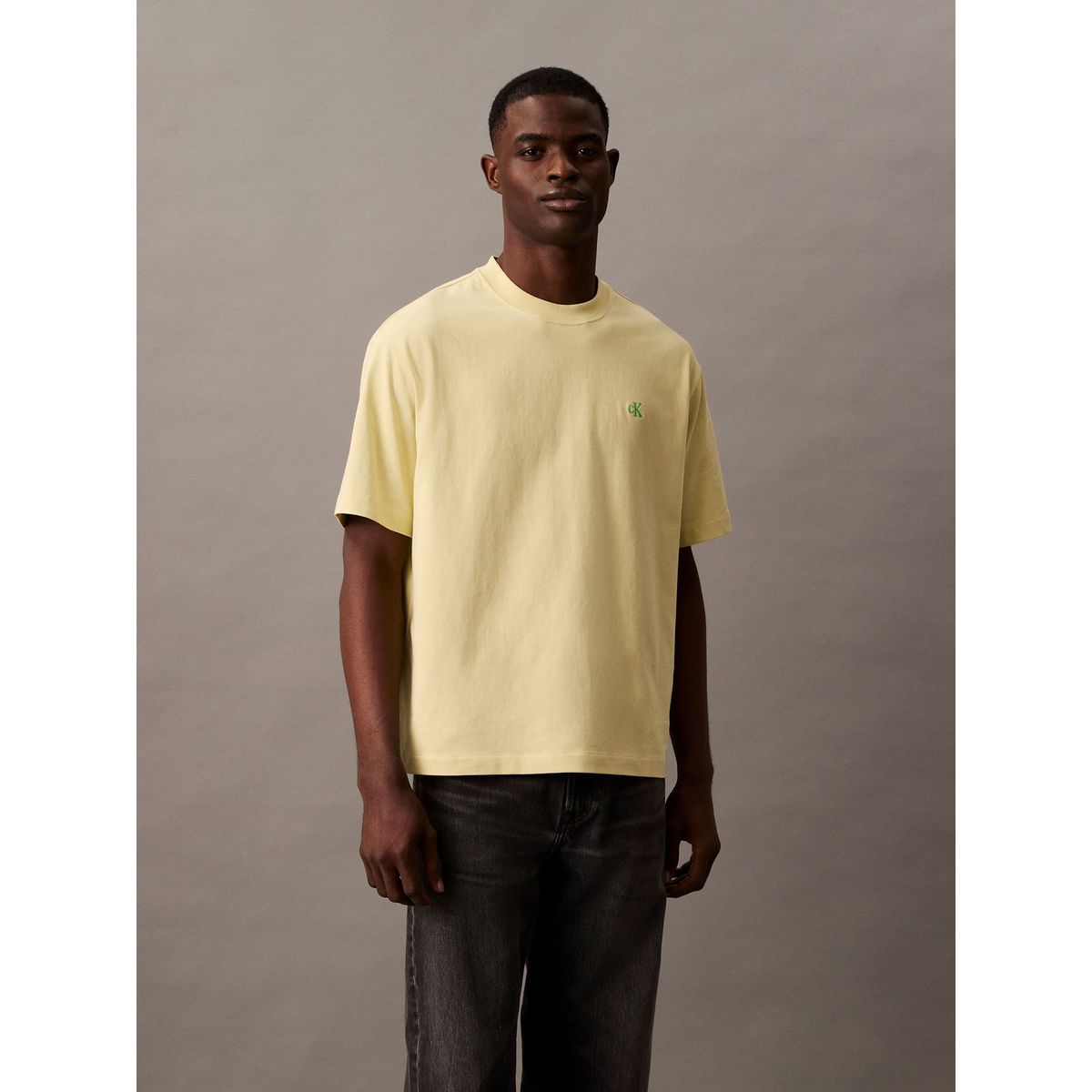 CALVIN KLEIN - Polera Relaxed con Monograma Archive Verde Calvin Klein