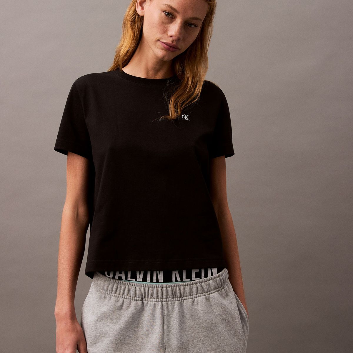 CALVIN KLEIN - Polera con Logo Archive Negro Calvin Klein