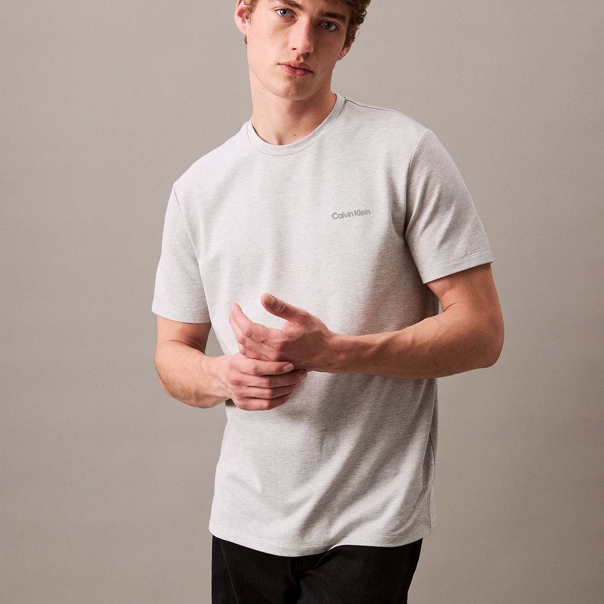 CALVIN KLEIN - Polera con Logo Tonal Gris Calvin Klein