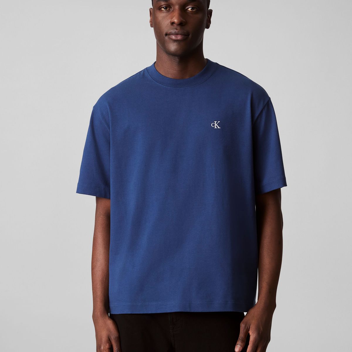 CALVIN KLEIN - Polera Relaxed con Monograma Archive Azul Calvin Klein