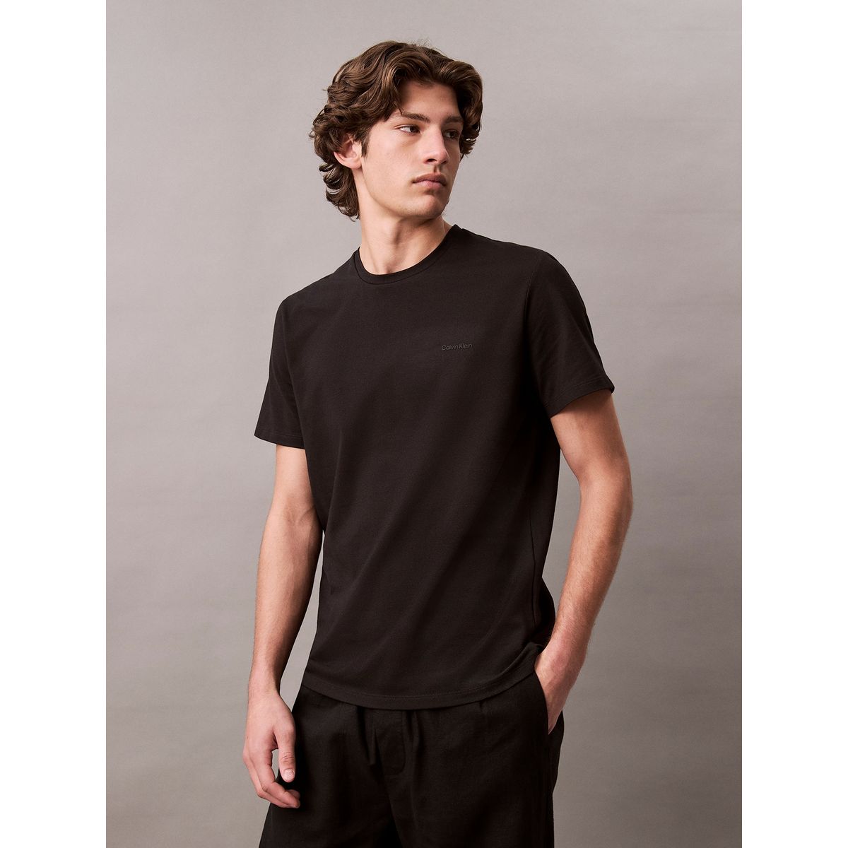 CALVIN KLEIN - Polera con Logo Tonal Negro Calvin Klein