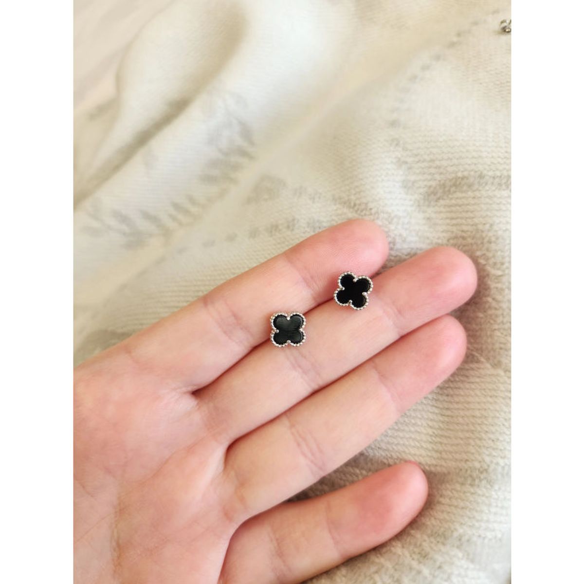 AMBAR JOYERIA - Aros Sweet Clovers Onix Trébol - Rodio