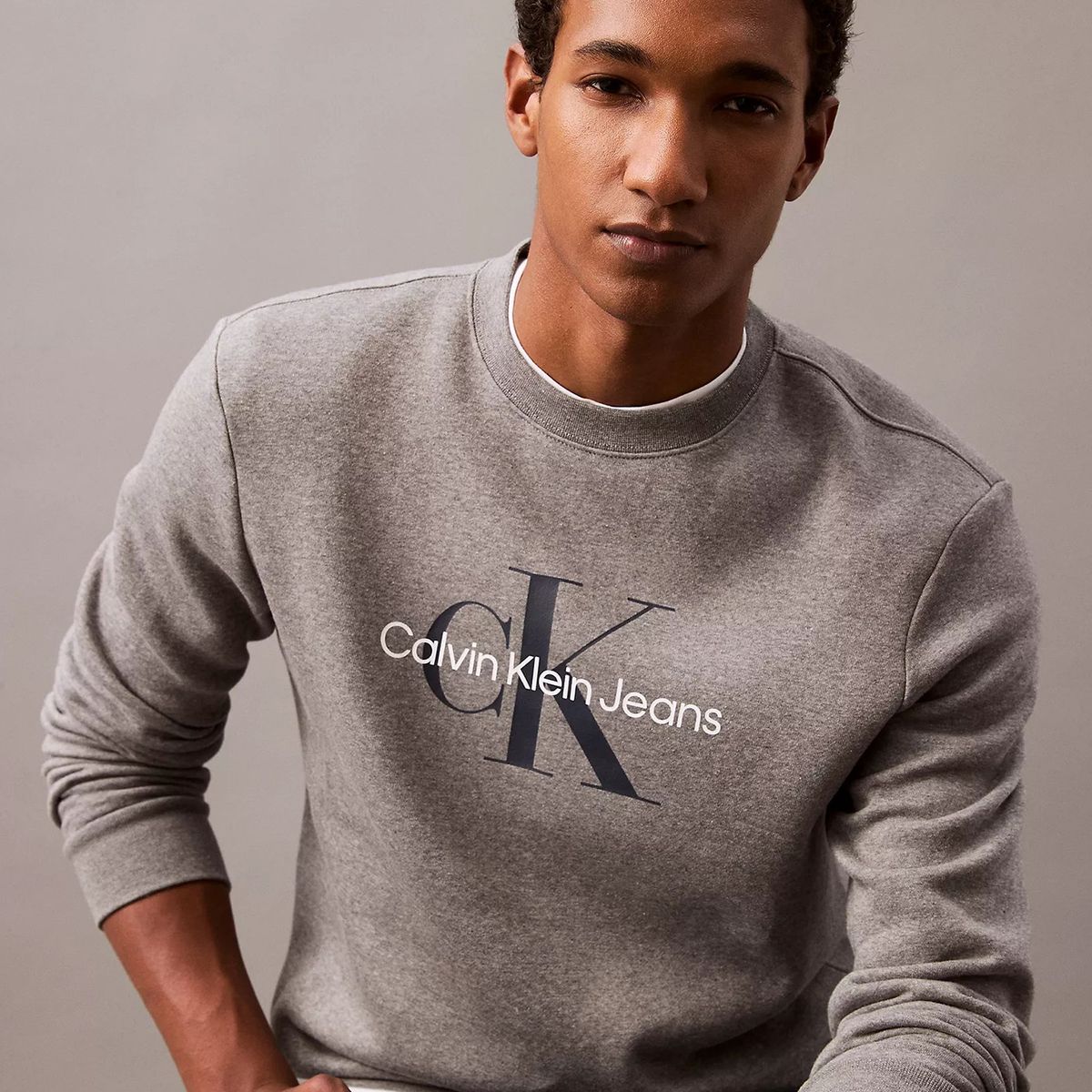 CALVIN KLEIN - Polerón Fleece con Monograma Gris Calvin Klein