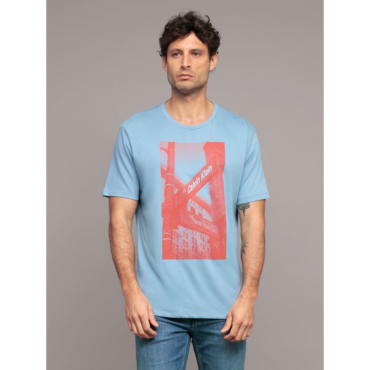 CALVIN KLEIN - Polera Street Sign Graphic Celeste Calvin Klein