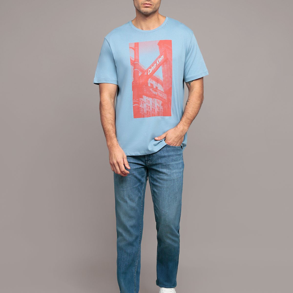 CALVIN KLEIN - Polera Street Sign Graphic Celeste Calvin Klein