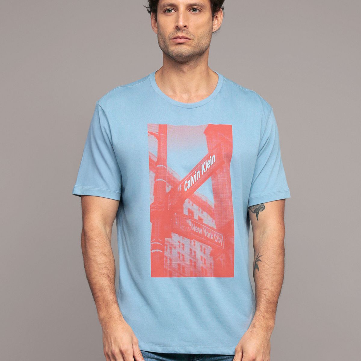 CALVIN KLEIN - Polera Street Sign Graphic Celeste Calvin Klein