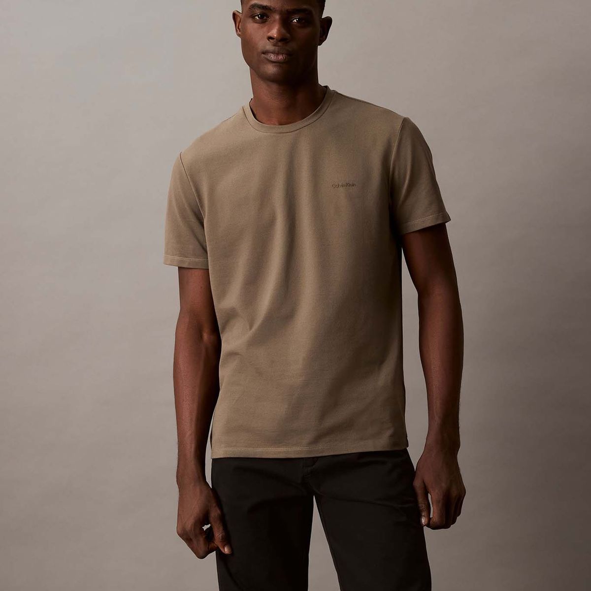 CALVIN KLEIN - Polera con Logo Tonal Café Calvin Klein