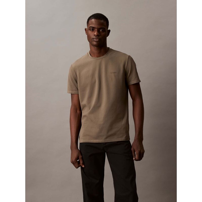 CALVIN KLEIN - Polera con Logo Tonal Café Calvin Klein