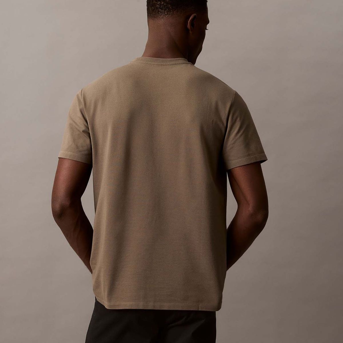 CALVIN KLEIN - Polera con Logo Tonal Café Calvin Klein