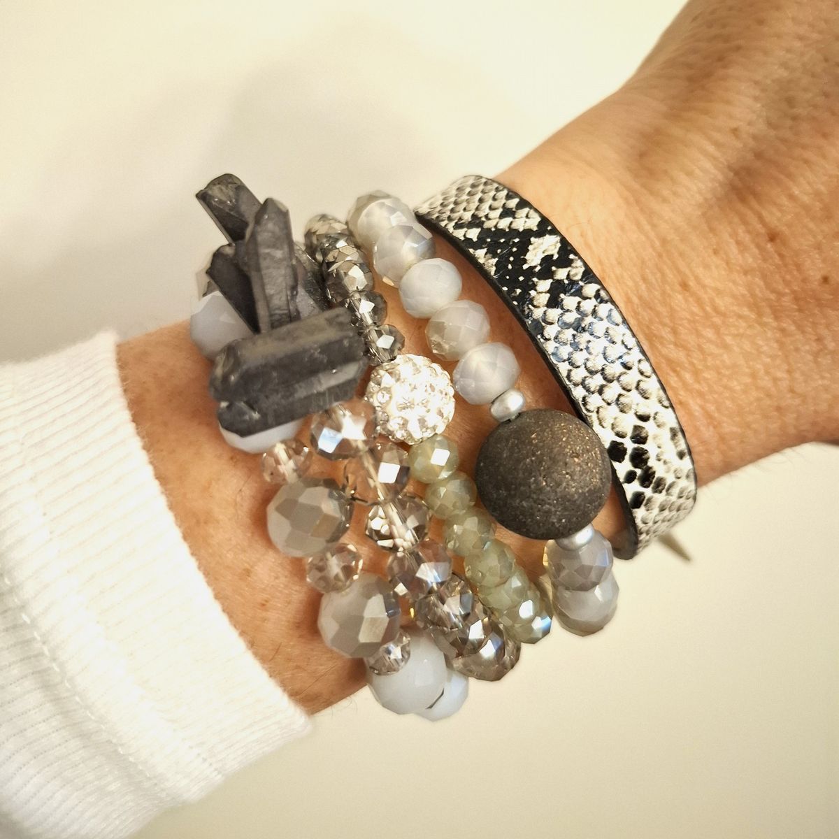 VANE COLLECTION - Pulsera para mujer stretch formada de 5 piezas por separado estilo boho en tonos gris