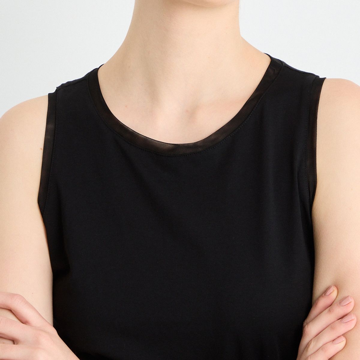 IO - Polera Sin Mangas Mujer Negro Io