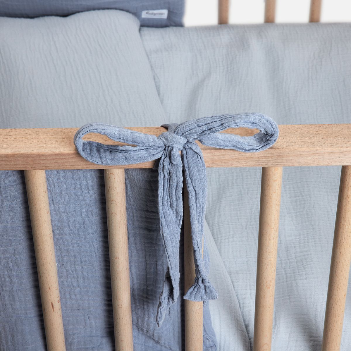 BABYROSEN - Protector De Cuna Muselina Azul Acero