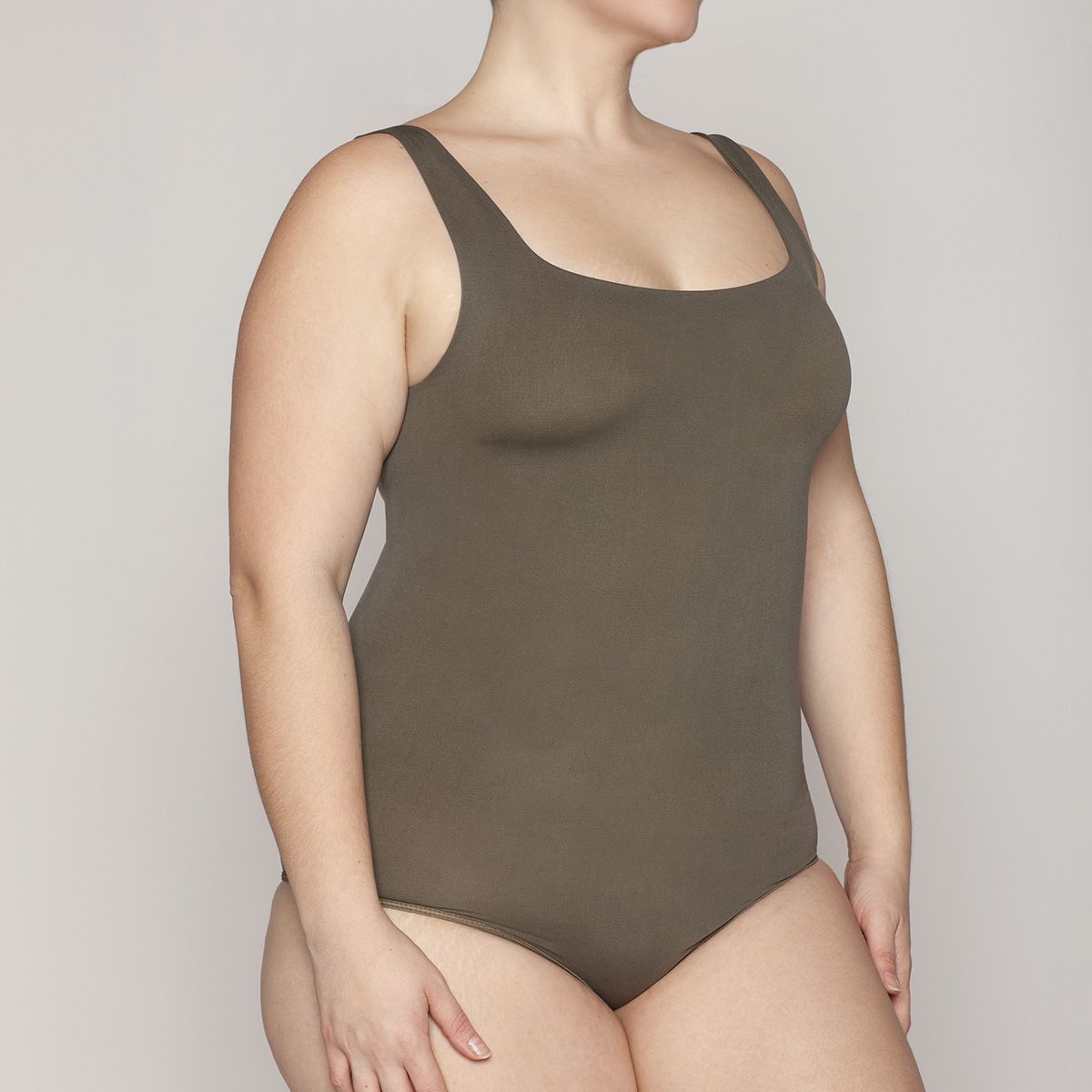 MONARCH - Polera Estilo Body Regata Escote Cuadrado Monarch