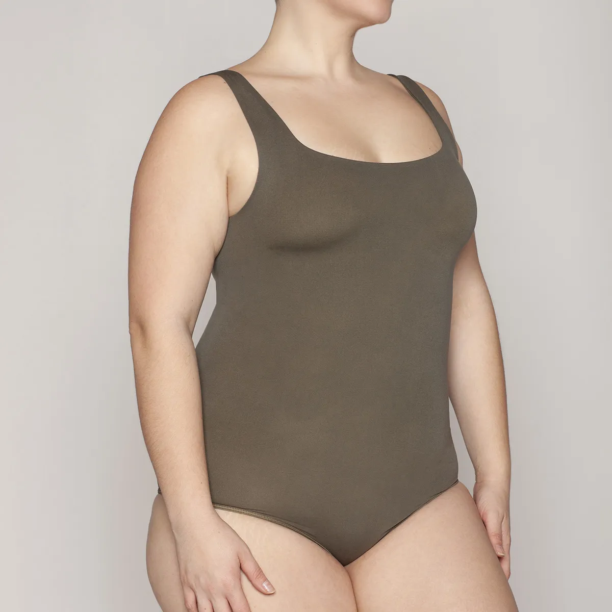 MONARCH - Polera Estilo Body Regata Escote Cuadrado Monarch