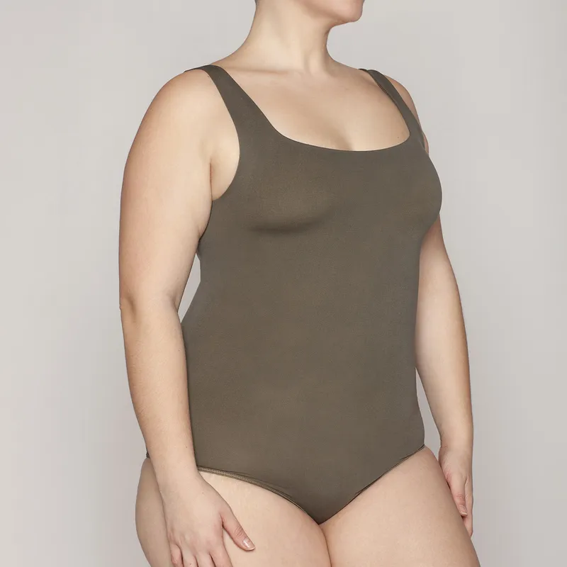 MONARCH - Polera Estilo Body Regata Escote Cuadrado Monarch