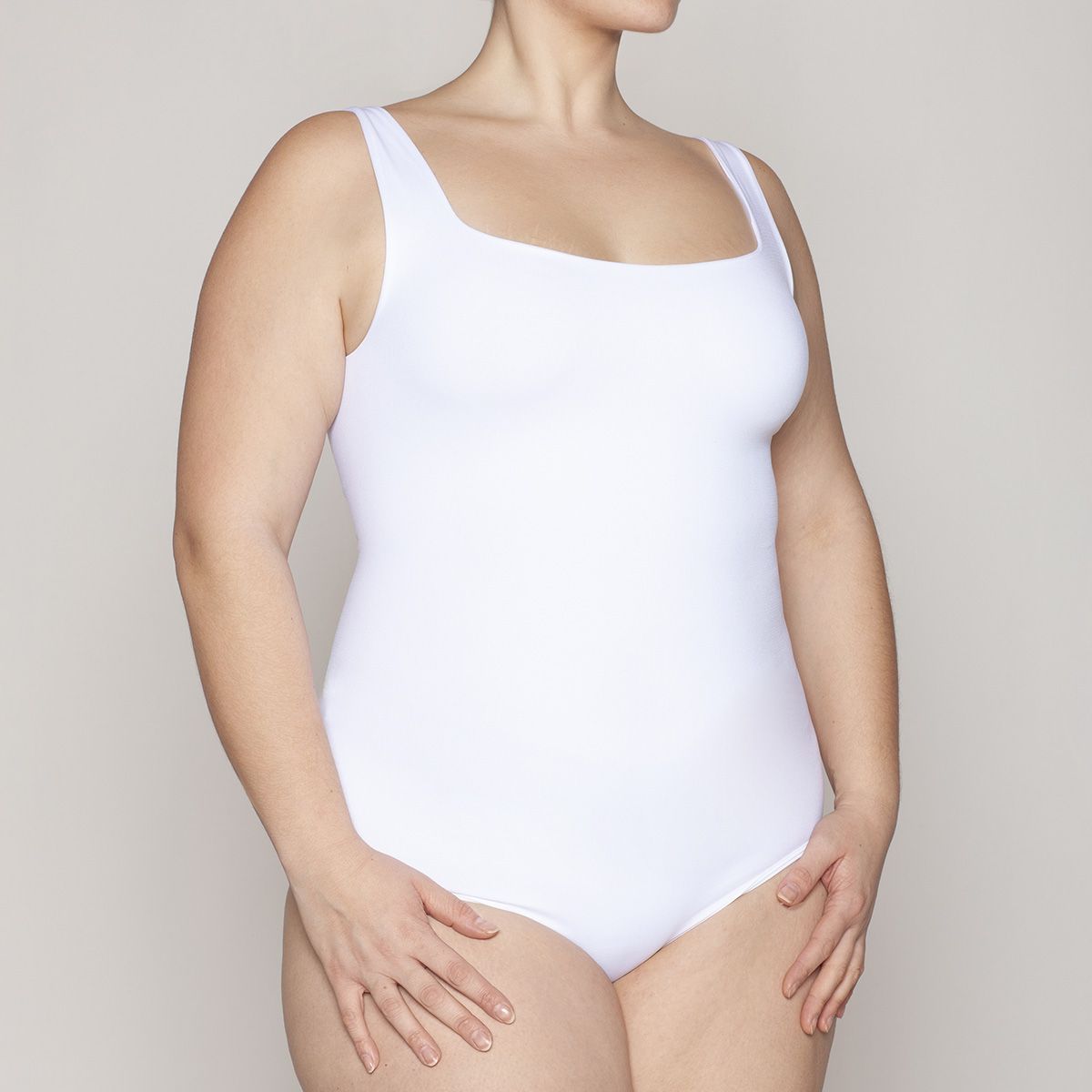 MONARCH - Polera Estilo Body Regata Escote Cuadrado Monarch