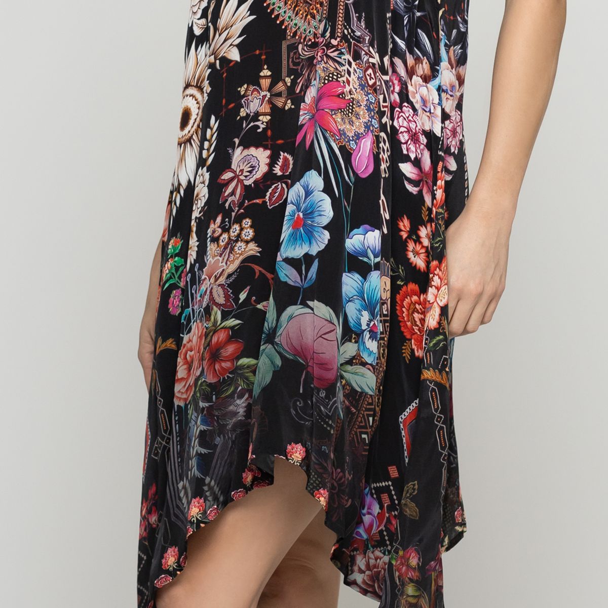 LINEATRE - Vestido Mujer Varya Corto Cuello Halter Estampado Negro Lineatre