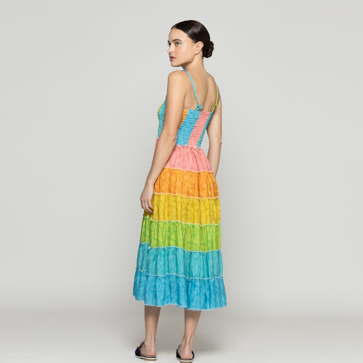 LINEATRE - Vestido Mujer Velinda Con Vuelos Y Elasticado Estampado Arcoiris Lineatre